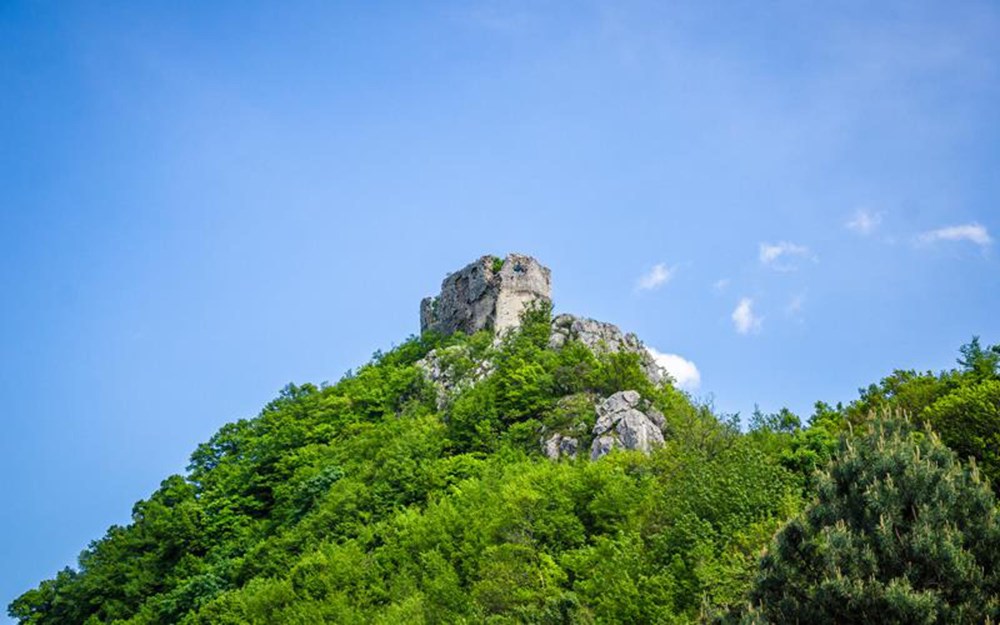 Strmi Okić s ruševinama jedne od najmoćnijih hrvatskih srednjovjekovnih utvrda